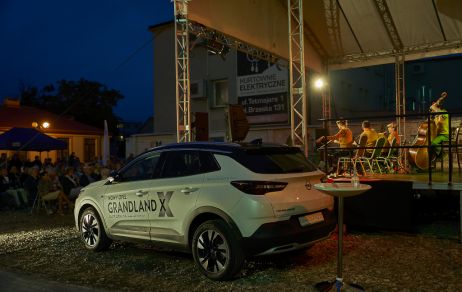 Warszawskie Combo Taneczne na scenie Letniego Festiwalu pod muralem