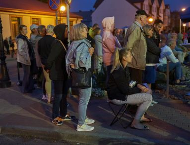 Warszawskie Combo Taneczne na scenie Letniego Festiwalu pod muralem