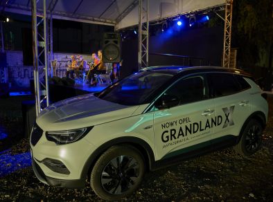 Warszawskie Combo Taneczne na scenie Letniego Festiwalu pod muralem