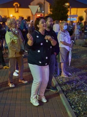 Warszawskie Combo Taneczne na scenie Letniego Festiwalu pod muralem