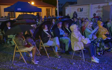 Warszawskie Combo Taneczne na scenie Letniego Festiwalu pod muralem