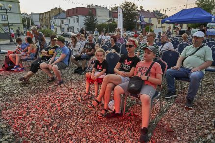 Zespół Route 66 na scenie V Letniego Festiwalu pod muralem