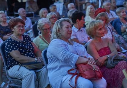 Zespół Route 66 na scenie V Letniego Festiwalu pod muralem