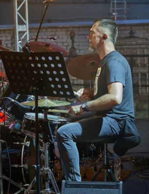 Zespół Route 66 na scenie V Letniego Festiwalu pod muralem