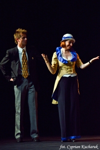 Spektakl "Iwona Księżniczka Burgunda" w wykonaniu aktorów Studia Teatralnego im. J. Woszczerowicza
